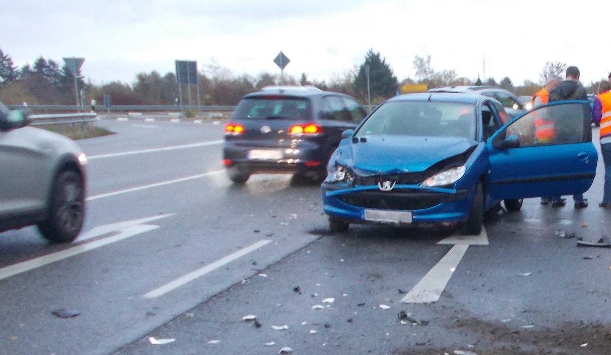 POL-PDNW: Zu schnell auf B38 aufgefahren und mit Gegenverkehr kollidiert