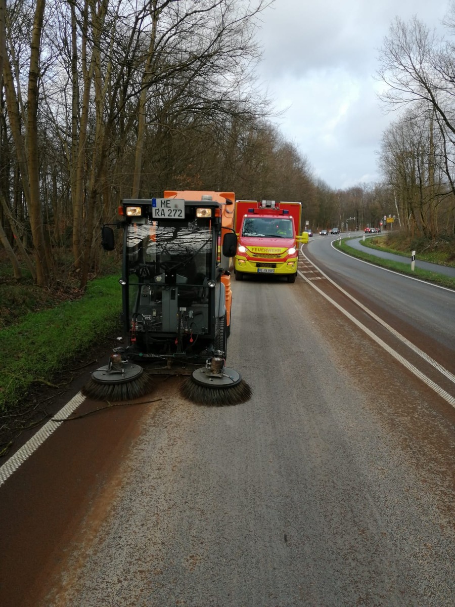 FW Ratingen: Große Ölspur fordert die Feuerwehr