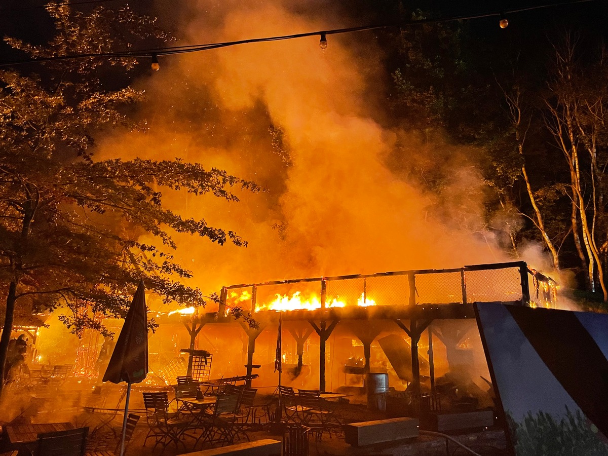 POL-NB: Gebäudebrand in Karls Erlebnis-Dorf bei Zirkow