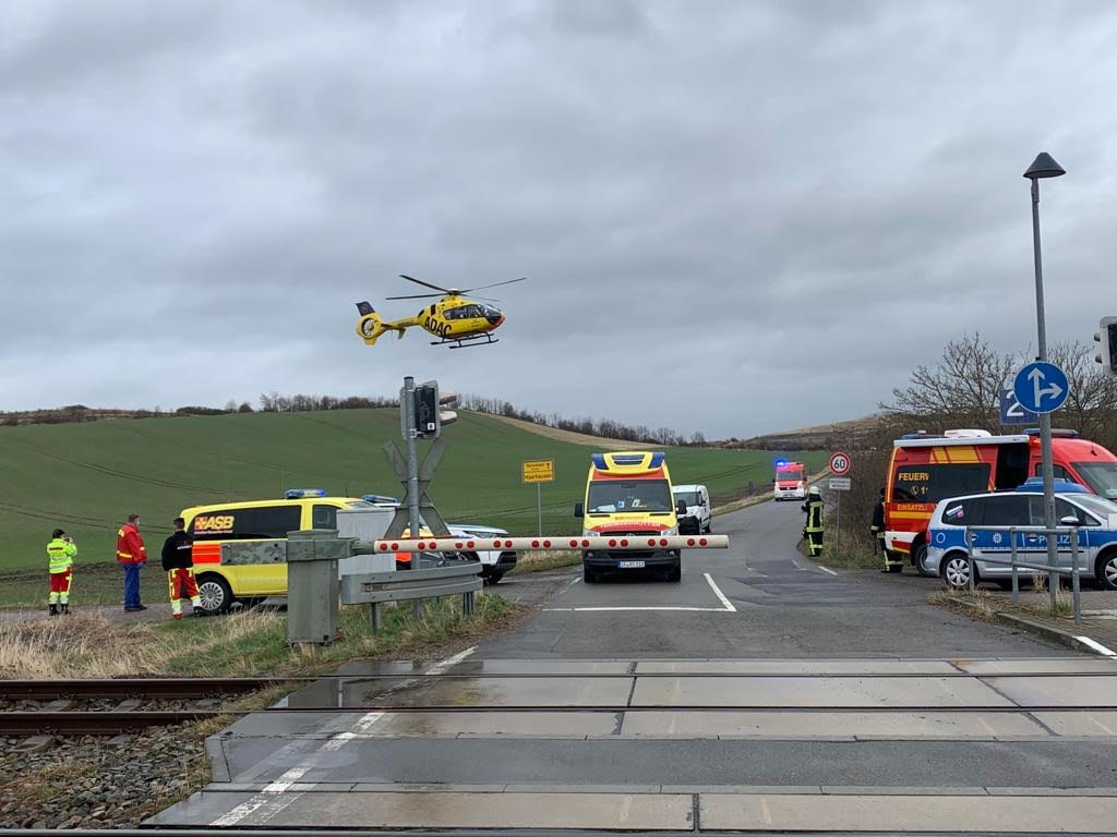 BPOLI EF: Person bei Bahnübergangsunfall schwer verletzt