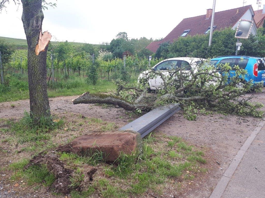 POL-PDLD: Unfall löst Kettenreaktion aus