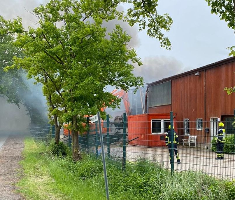 POL-STD: Feuer auf Harsefelder Recyclinggelände richtet hohen Sachschaden an