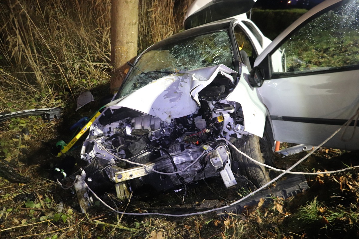 POL-HX: Unter Alkoholeinfluss vor Baum gelandet