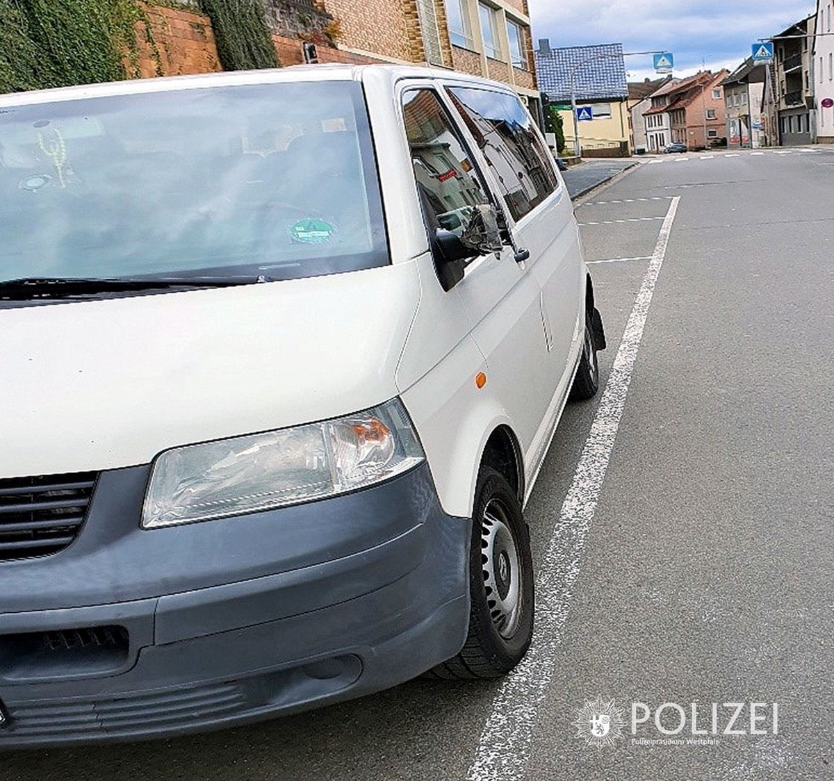 POL-PPWP: Transporter gestreift, Spiegel zerfetzt