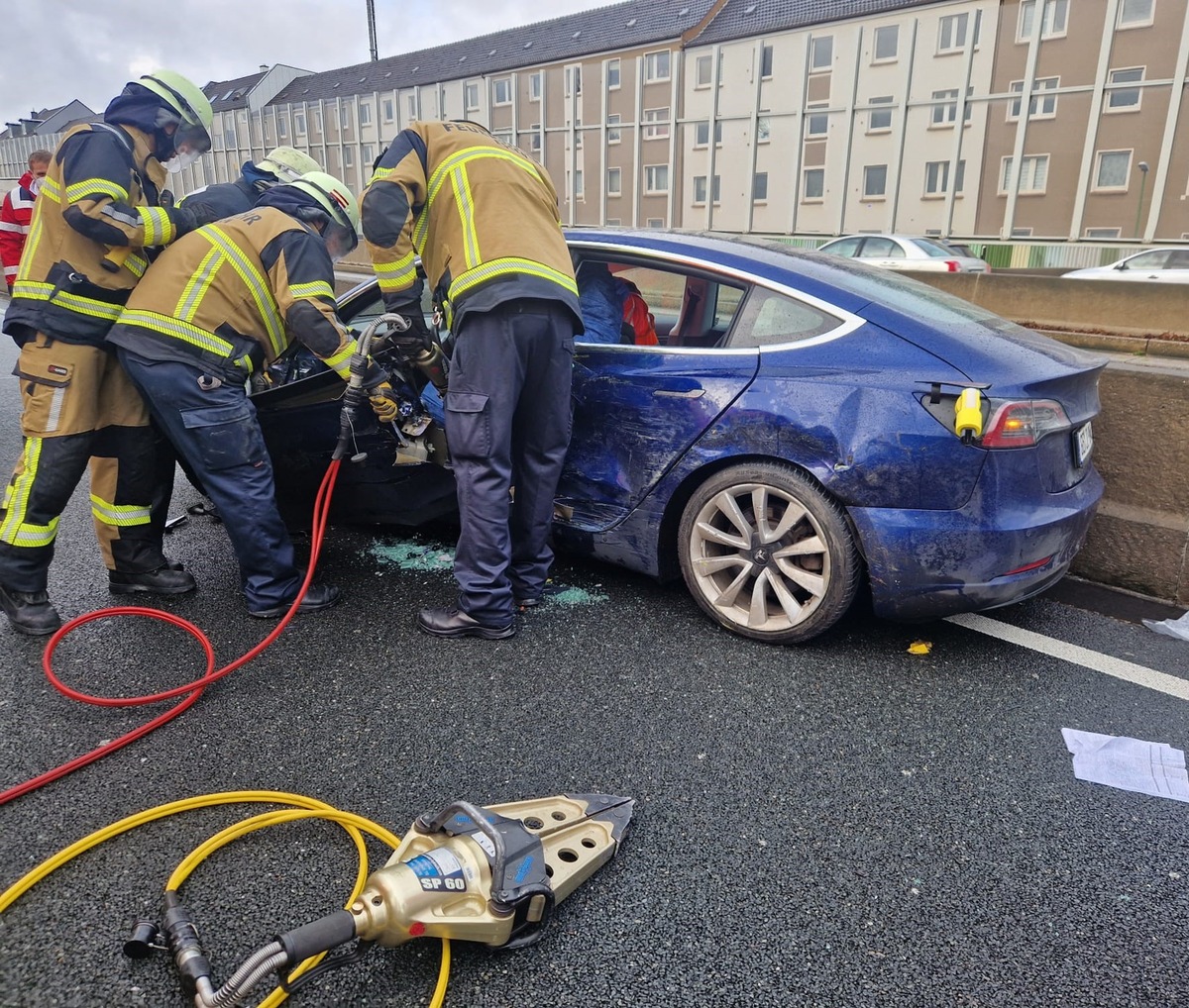 FW-E: Technische Rettung nach Verkehrsunfall - eine verletzte Person