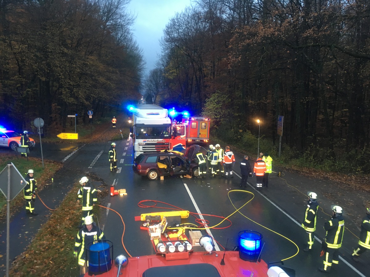 FW Lage: Verkehrsunfall mit eingeklemmter Person auf der Bielefelder Straße