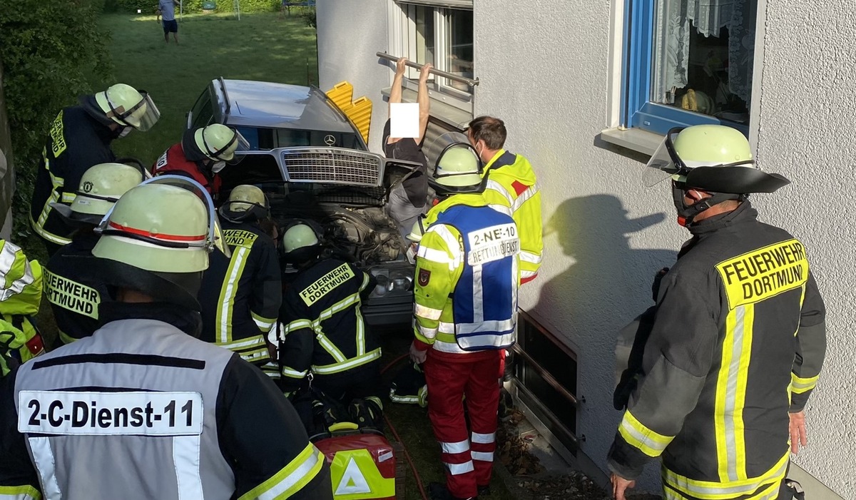 FW-DO: Person an Hauswand eingeklemmt