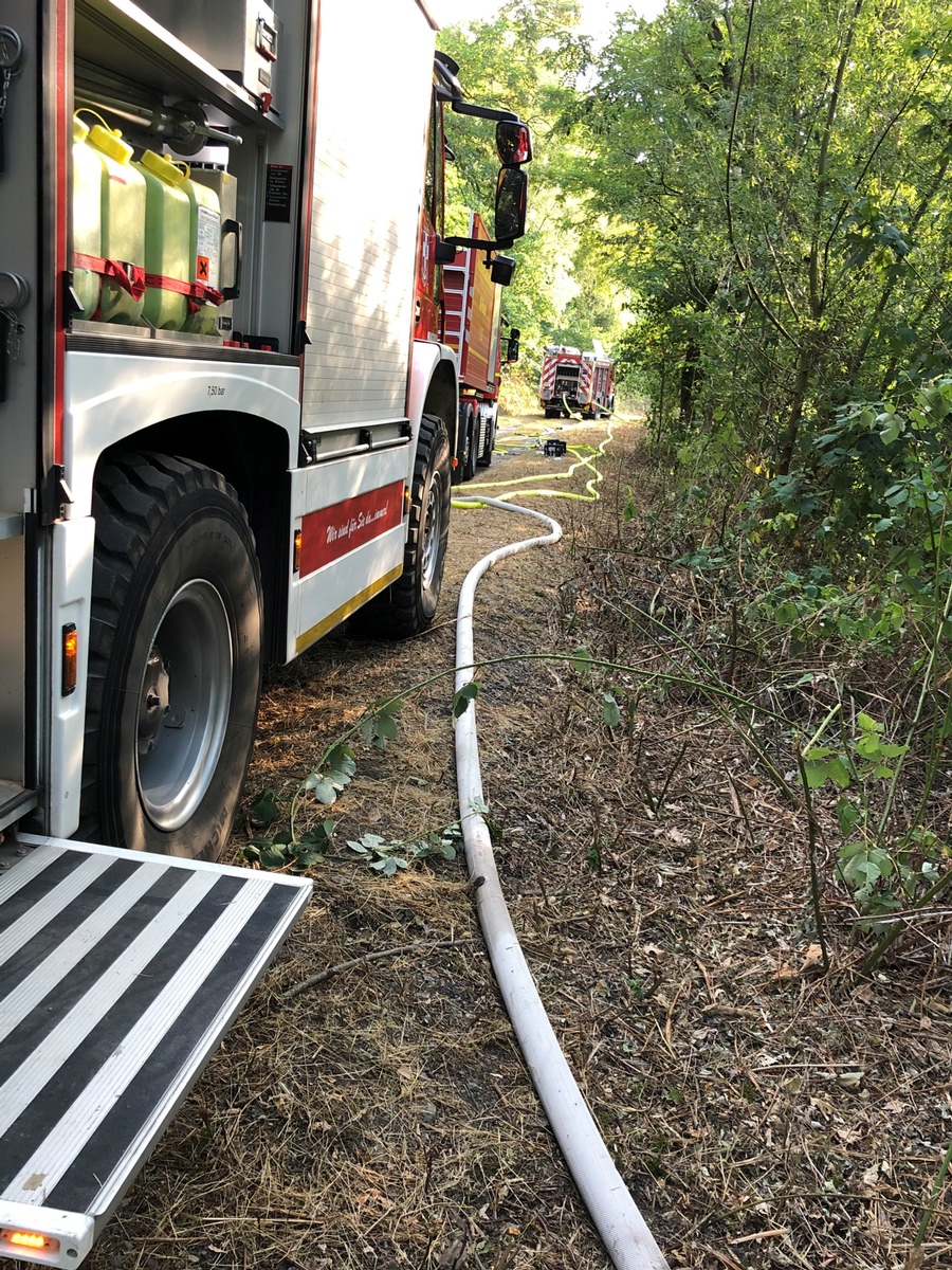 FW-Dorsten: +++ Nachbarschaftliche Hilfe bei einem Flächenbrand +++