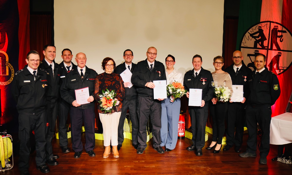 FW-GL: Jubilarenehrung der Feuerwehr Bergisch Gladbach