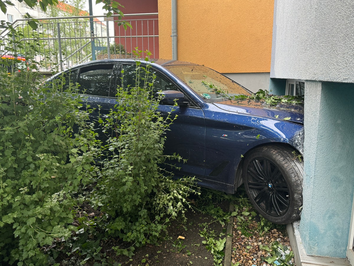 FW Dresden: PKW fährt in Schulgebäude