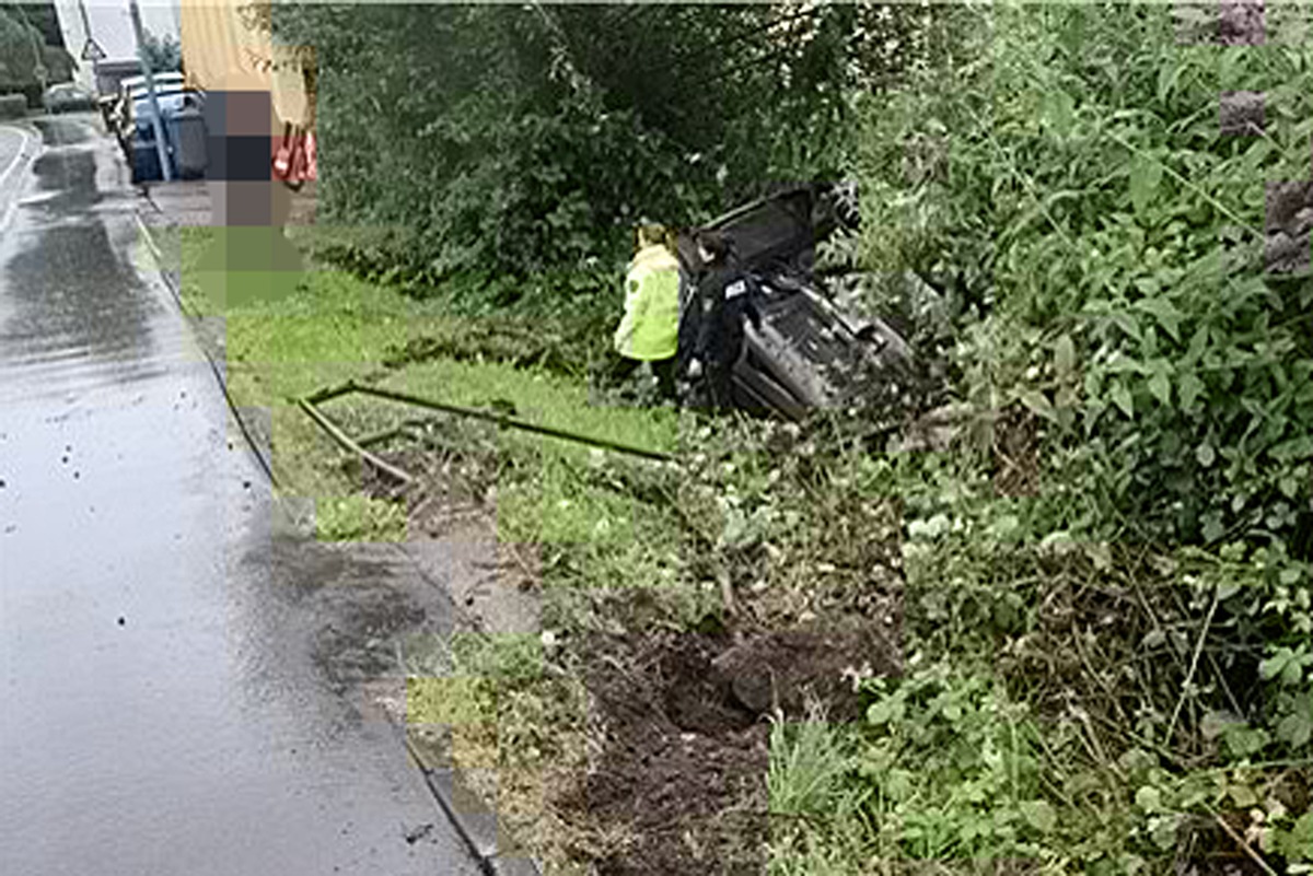 POL-ME: Von Fahrbahn abgekommen und überschlagen - Velbert - 2407015