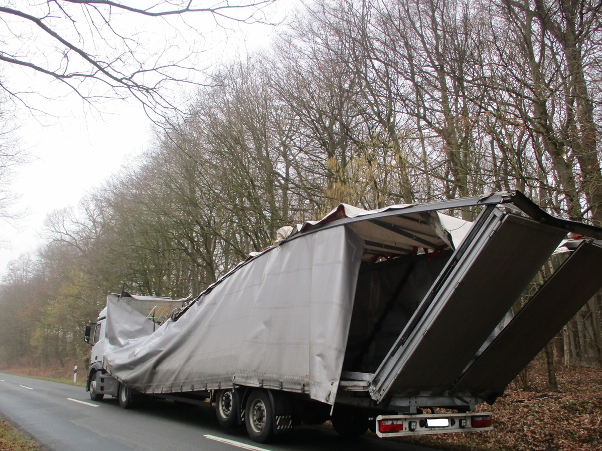 POL-WHV: Verkehrsunfall mit Trunkenheit in Varel - Lkw-Fahrer übersah die Höhenbegrenzung (FOTO) - Polizei beschlagnahmt den Führerschein