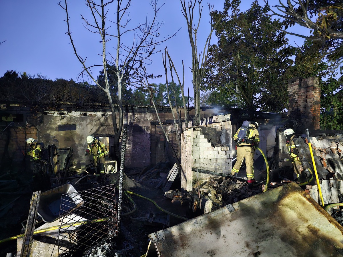 FW Bremerhaven: Gartenlaubenbrand im Kleingartengebiet Twischkamp-Lehe