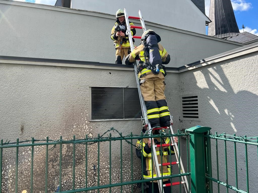 FW-PL: Containerbrand droht auf Trafohaus und Garagen überzugreifen