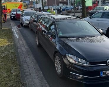 POL-HK: Buchholz (Aller): Unfall führt zur Vollsperrung auf der A 7 (Foto); Soltau: Unfall mit sechs Beteiligten (Foto); Soltau: Unter Drogeneinfluss; Bad Fallingbostel: Mit Baum kollidiert