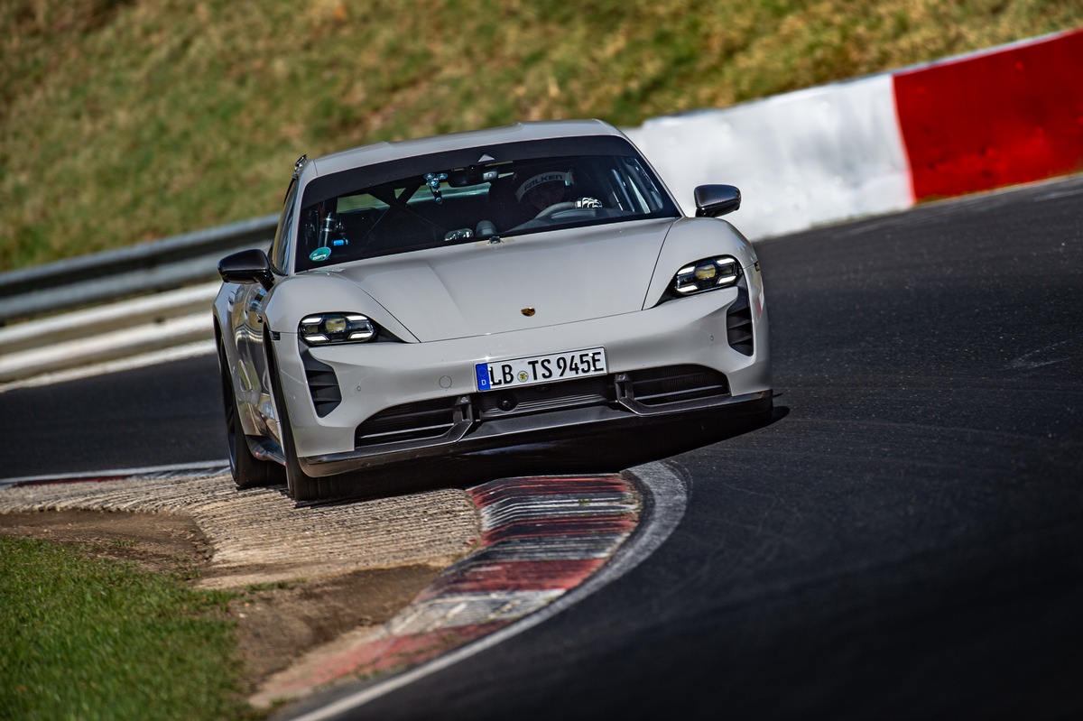 Nuovo record al Nürburgring per la Porsche Taycan