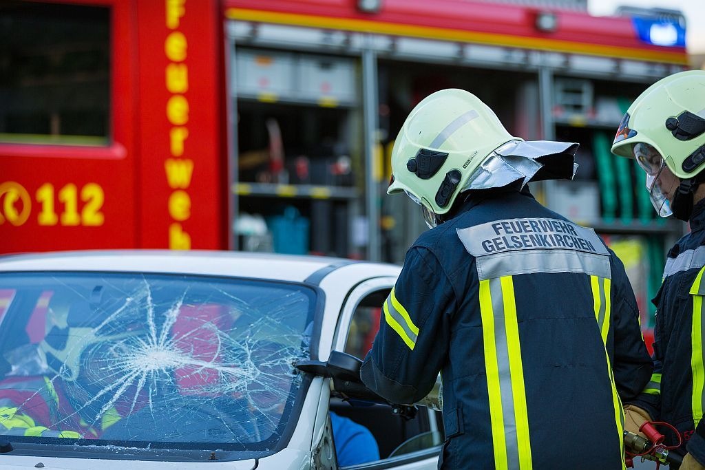 FW-GE: Verkehrsunfall mit zwei Verletzten