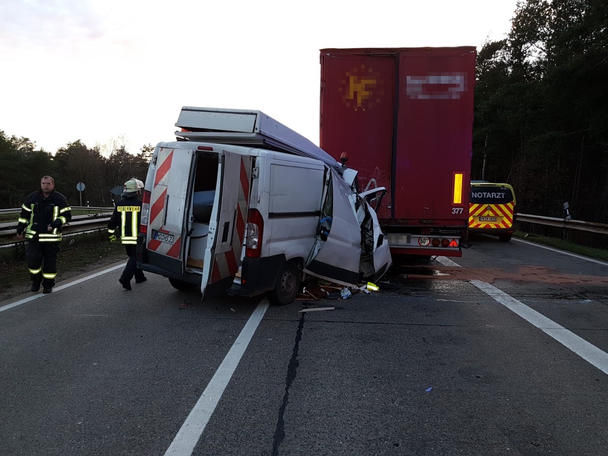 POL-HK: Soltau / A7: Fahrer eines Transporters schwer verletzt