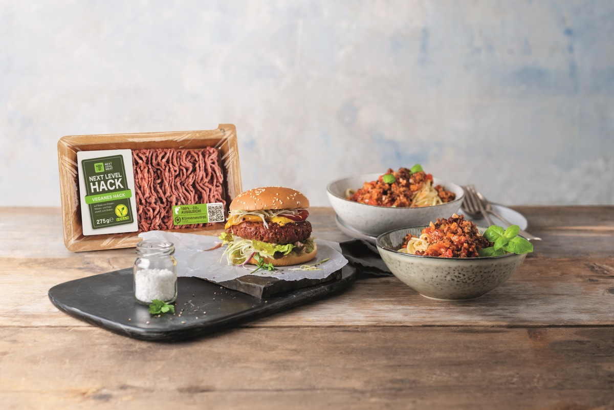 &quot;Next Level Meat&quot;: Vegane Burgerpatties und veganes Hack von Lidl werden klimaneutral / Lidl spart zusätzlich Plastik durch nachhaltigere Verpackung der &quot;Next Level Meat&quot;-Produkte (FOTO)