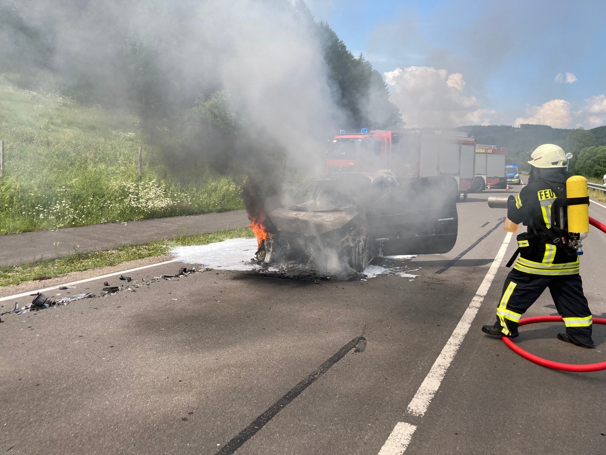 FW-OE: PKW Motorraum im Vollbrand