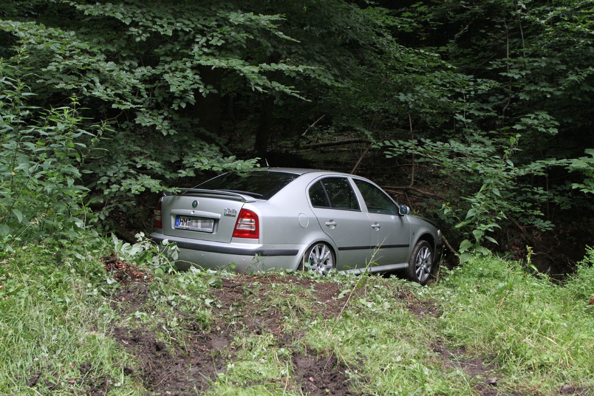 POL-HM: Autofahrer kommt von der Fahrbahn ab und fährt in Wald - Fahrer unter Alkoholeinfluss