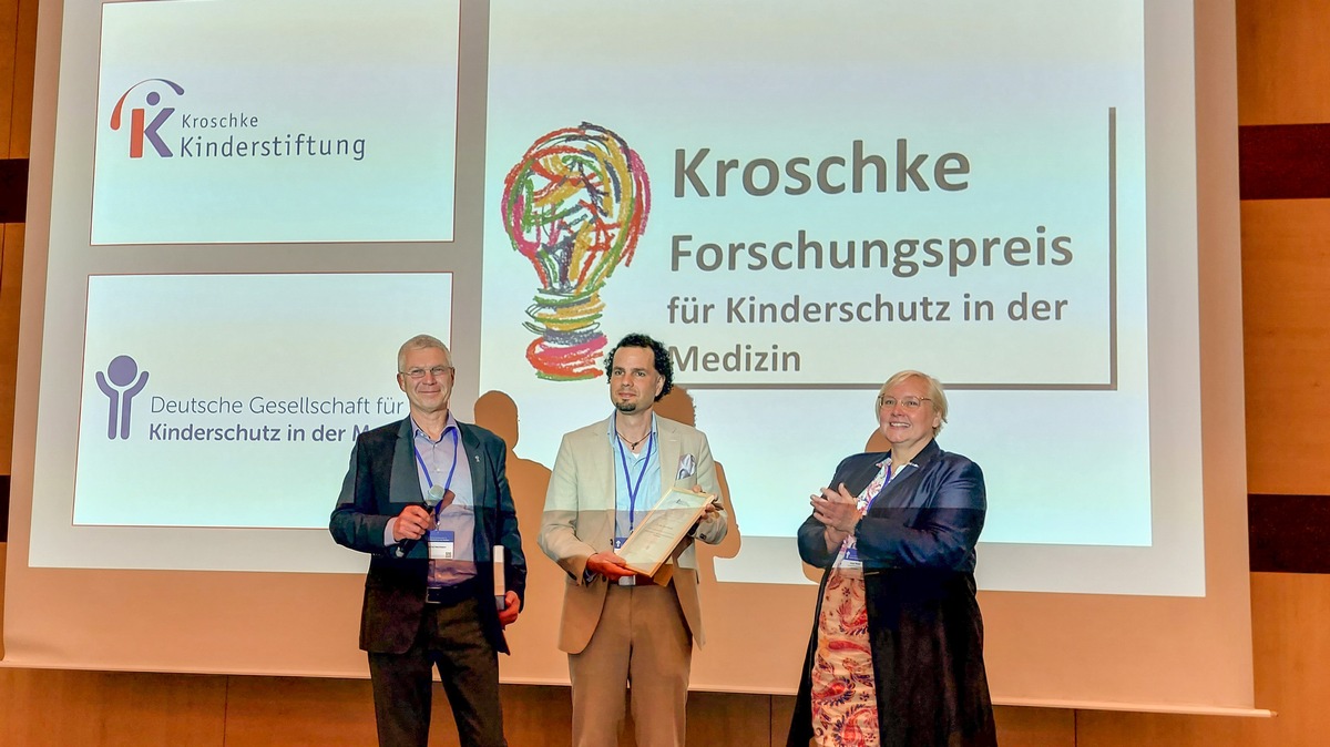 Schütteltrauma bei Säuglingen verhindern / Erster Preisträger des Kroschke Forschungspreises in Köln von Deutscher Gesellschaft für Kinderschutz in der Medizin ausgezeichnet