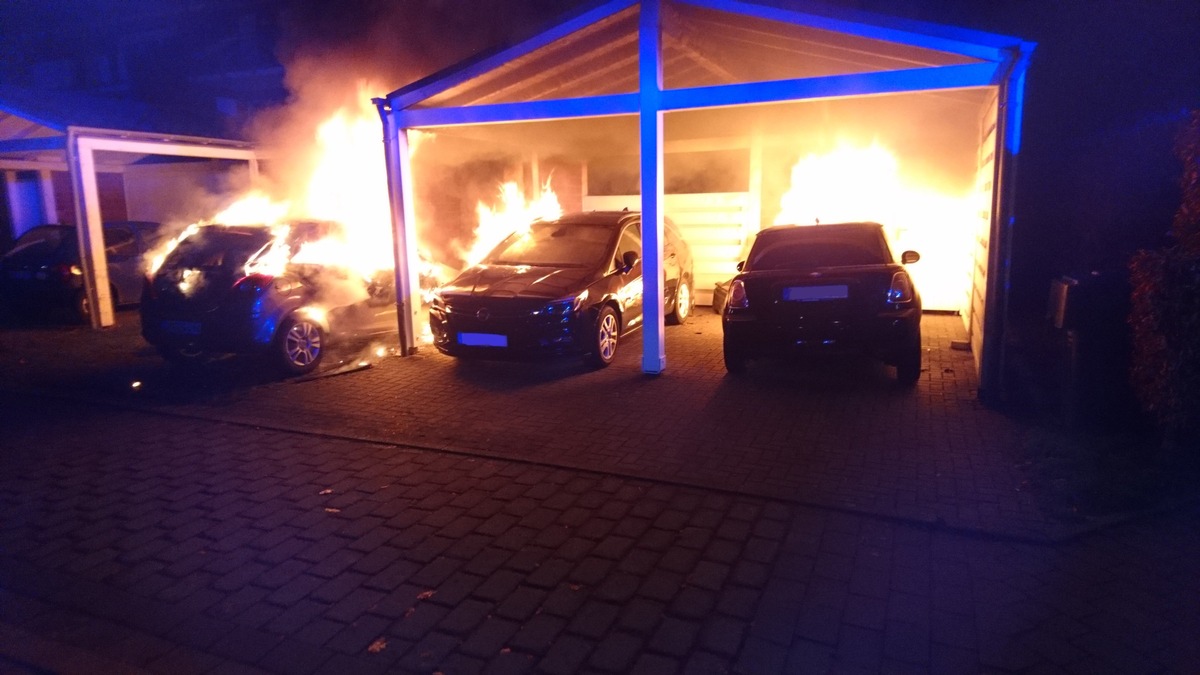 FW-WRN: Feuer_3: Fahrzeugbrände in der Mozartstraße