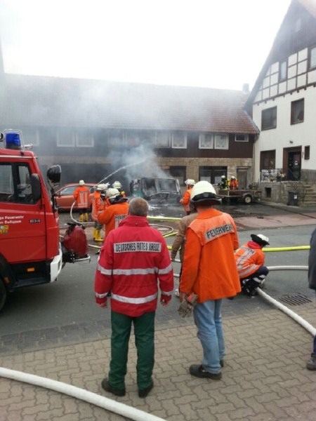 POL-HOL: Delligsen - Hilsstraße: Bei Schweißarbeiten PKW vollständig ausgebrannt - Weitere Fahrzeuge beschädigt - / - 13.000, -- EUR Schaden   -