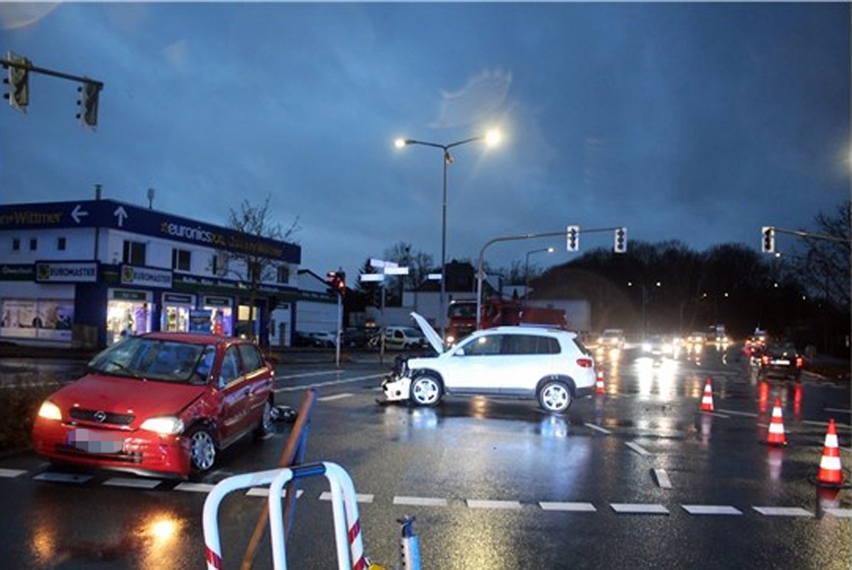 POL-ME: Zusammenstoß im Kreuzungsverkehr - Ratingen - 2301040