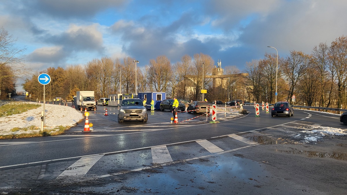 POL-CUX: Groß angelegte Verkehrskontrollen am BAB- Kreisel und im gesamten Stadtgebiet in Cuxhaven (Lichtbild in der Anlage)