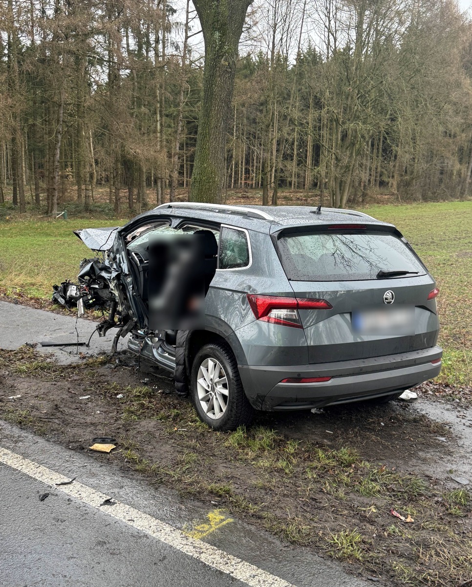 POL-ROW: ++ Schwerer Verkehrsunfall auf der B71 zwischen Brüttendorf und Wehldorf - ein tödlich Verletzter und zwei Schwerverletzte ++