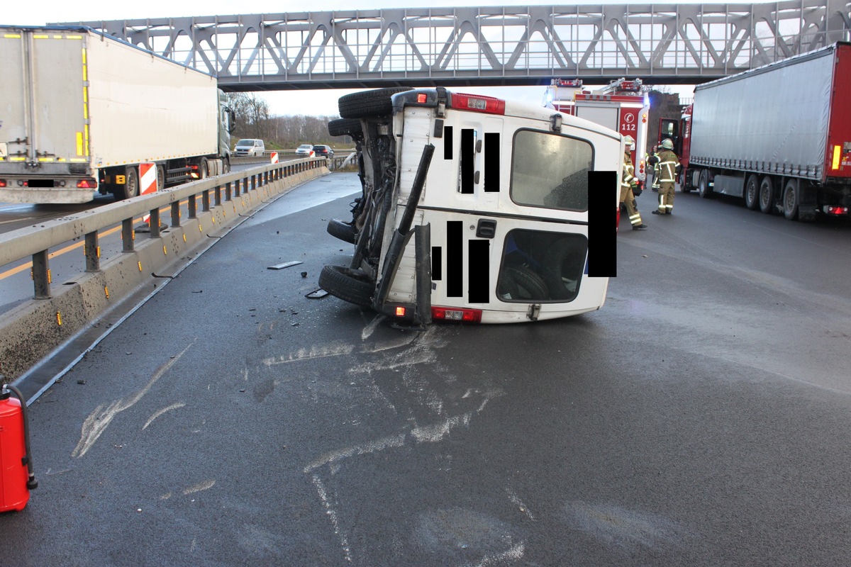 POL-PDKL: A6/Kaiserslautern, Kleintransporter kippt um