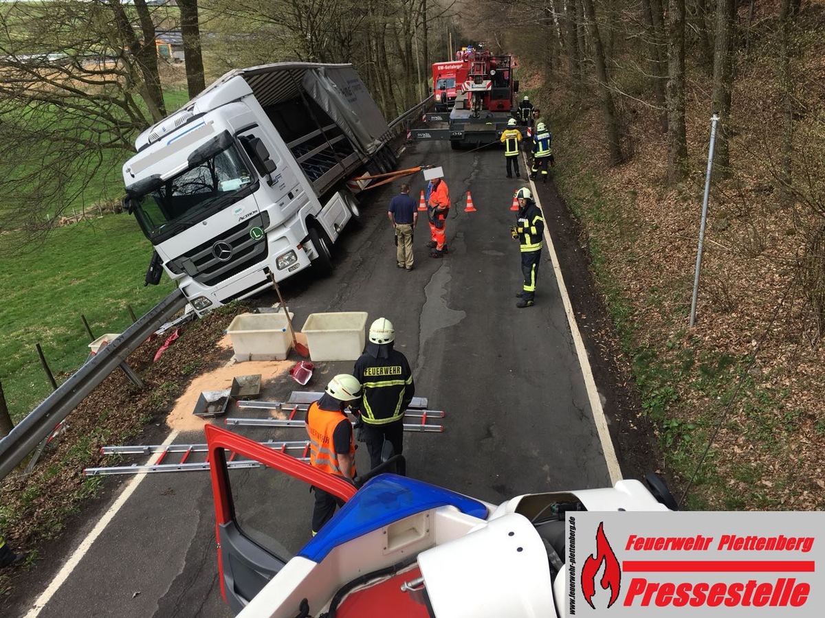 FW-PL: Plettenberger Feuerwehr bei Einsatz in Herscheid. LKW-Unfall nach Ausweichmanöver. Knapp 900 Liter drohten auszulaufen. Bergung des Sattelzuges kompliziert. L696 voll gesperrt.