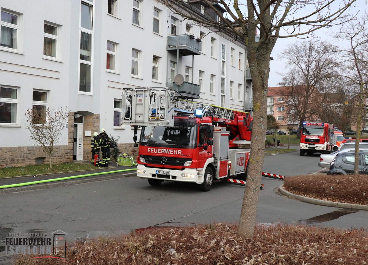 FW-MK: Angebranntes Essen - Eingeschlossene Person im Aufzug