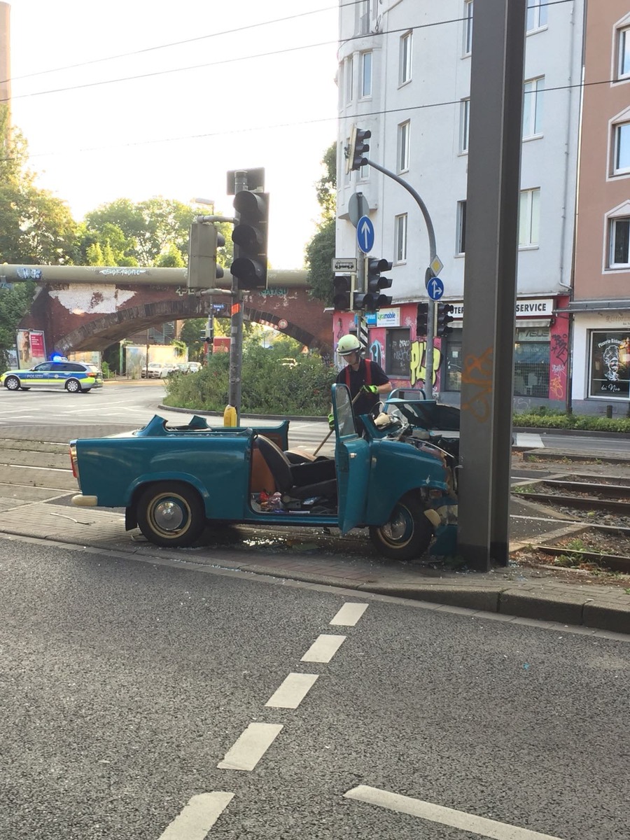 FW-DO: Trabbi prallt gegen Oberleitungsmast der Stadtbahn // Zwei Personen bei Verkehrsunfall verletzt.