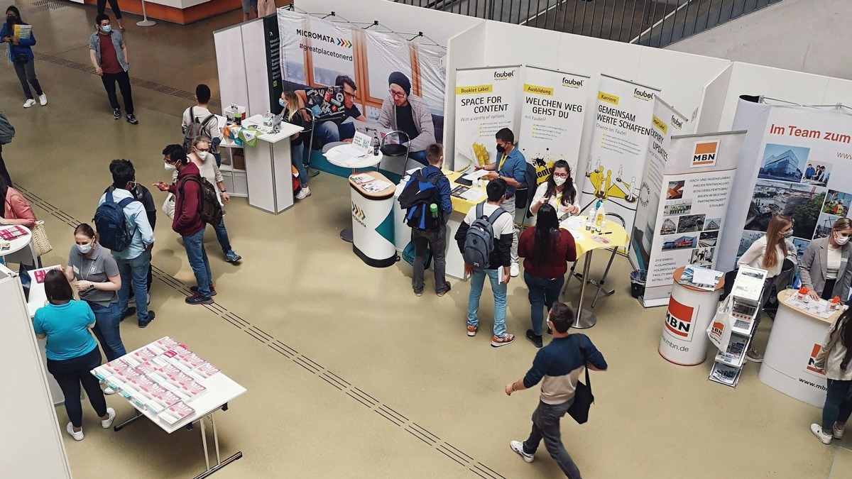 Studierende treffen Unternehmen: Firmenkontaktmesse meet@uni-kassel am 10. und 11. Mai