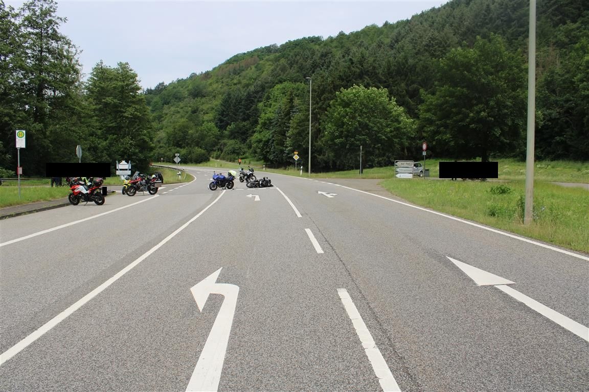 POL-PDKL: Verkehrsunfall mit vier verletzten Motorradfahrern