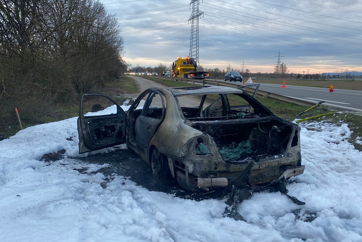 FW Frankenthal: Vollbrand eines PKWs auf der L 523