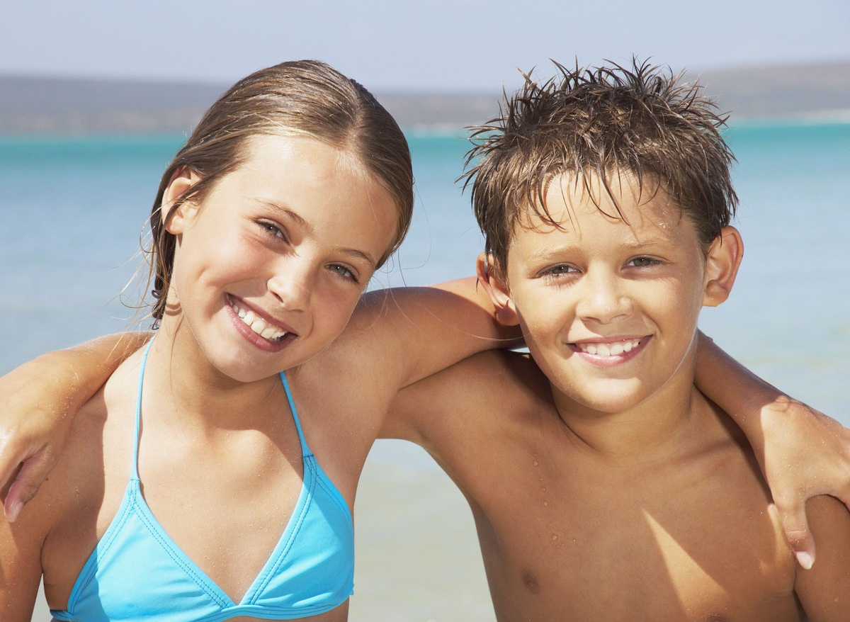 Erfolgreiche Kooperation von alltours und Schwimmschule Sharky wird fortgesetzt / Schwimmkurse für Kinder auf Mallorca und Fuerteventura (FOTO)