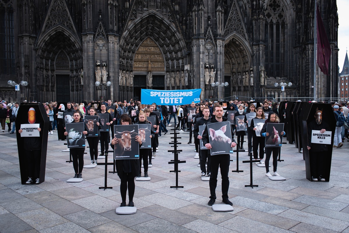 Aktuelles Bildmaterial: Größte PETA-Aktion des Jahres - Speziesismus tötet!