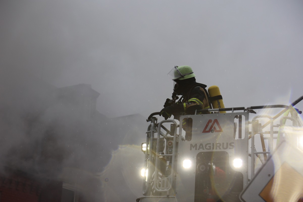 FW-E: Dachstuhlbrand in einem Mehrfamilienhaus mit Photovoltaik-Anlage