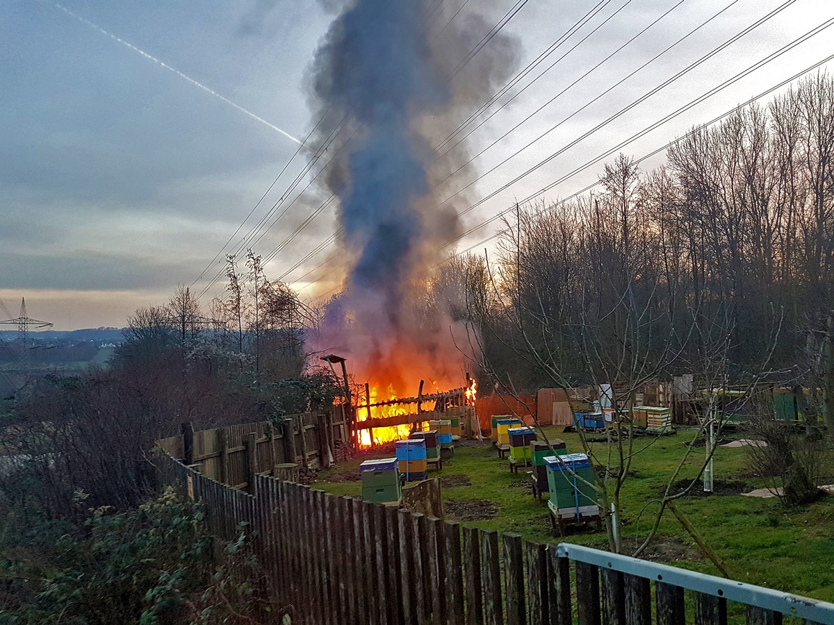 FW-E: Brennende Laube verursacht starke Rauchentwicklung