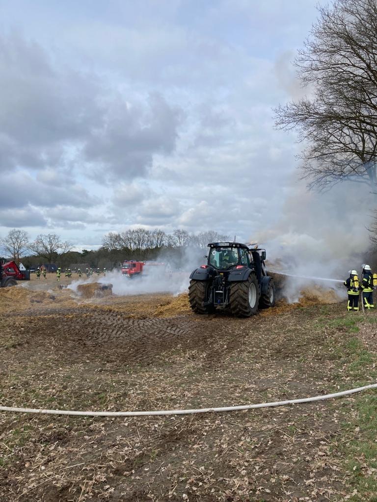 FW-ROW: 150 Strohballen brennen nahe der L142