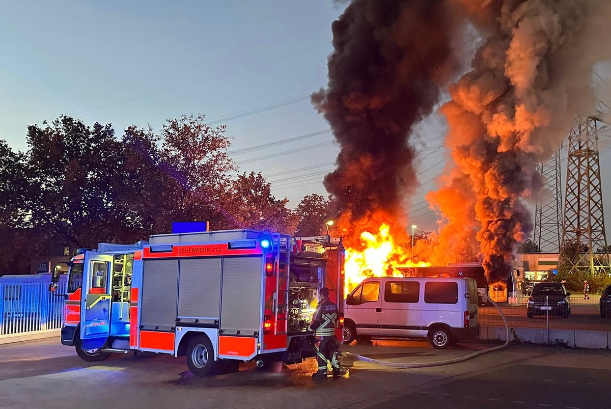 FW Norderstedt: Starke Rauchentwicklung - Brand eines Linienbusses im Hans-Böckler-Ring