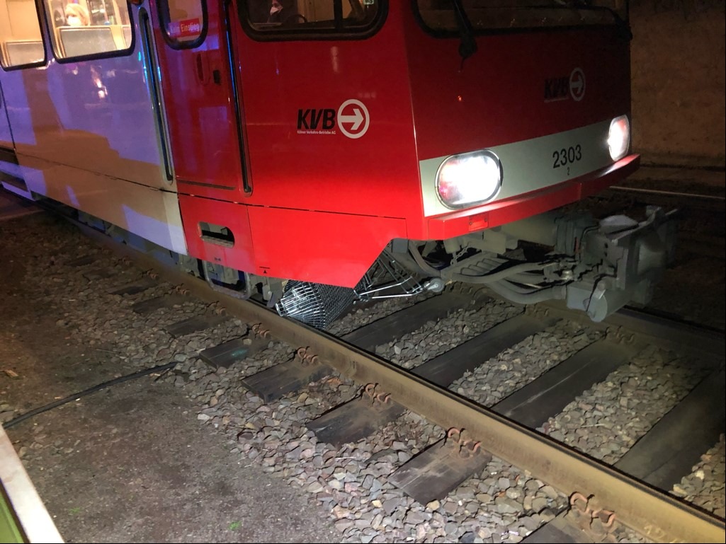 POL-REK: 220126-1: Straßenbahn kollidierte mit Einkaufswagen - Zeugen gesucht