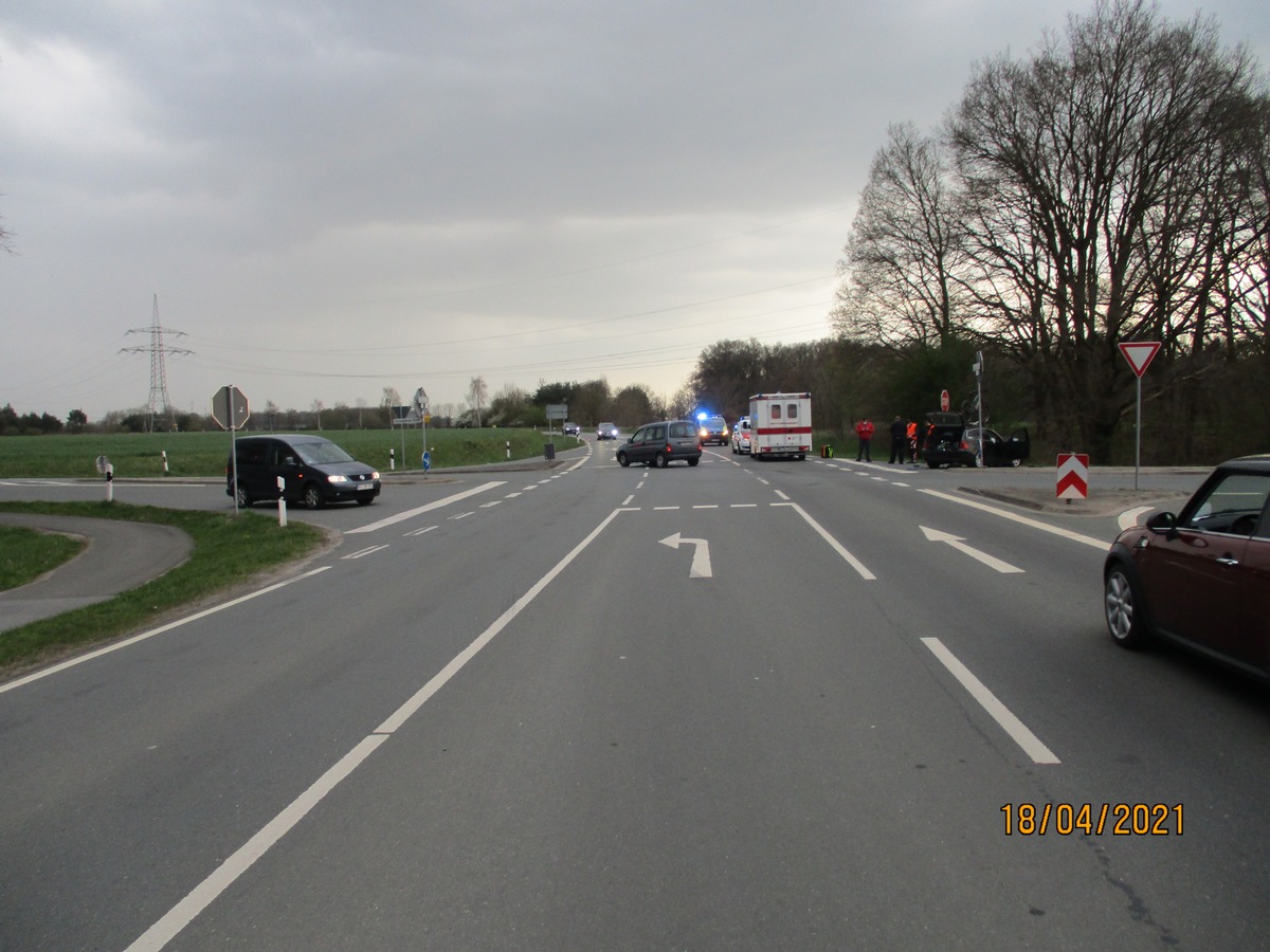 POL-NI: Verkehrsunfall mit hohem Sachschaden und drei verletzten Personen