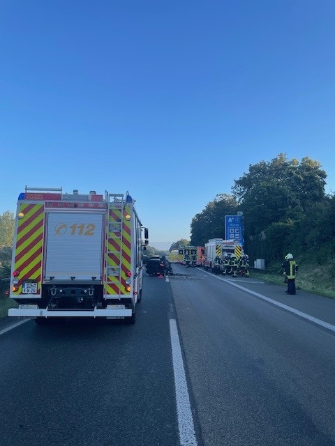 FW Dinslaken: Schwerer Verkehrsunfall auf der A3