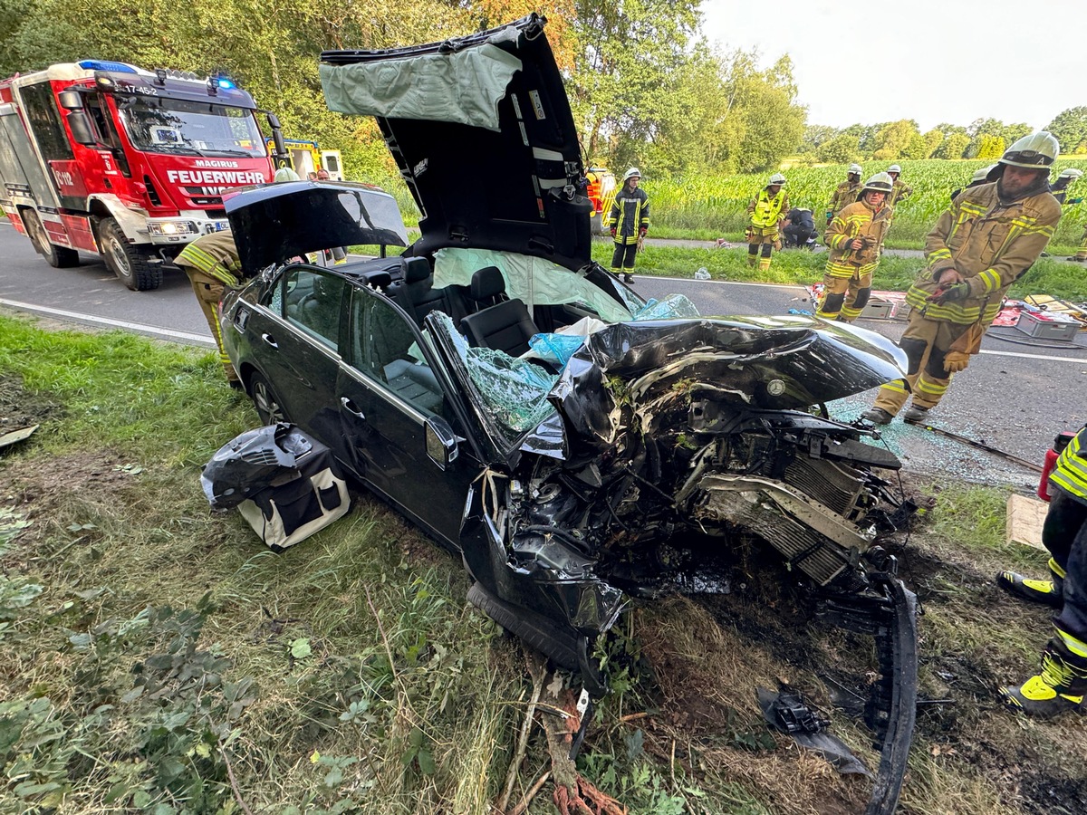 FW-OLL: Verkehrsunfall in der Litteler Straße - Person im Fahrzeug eingeklemmt