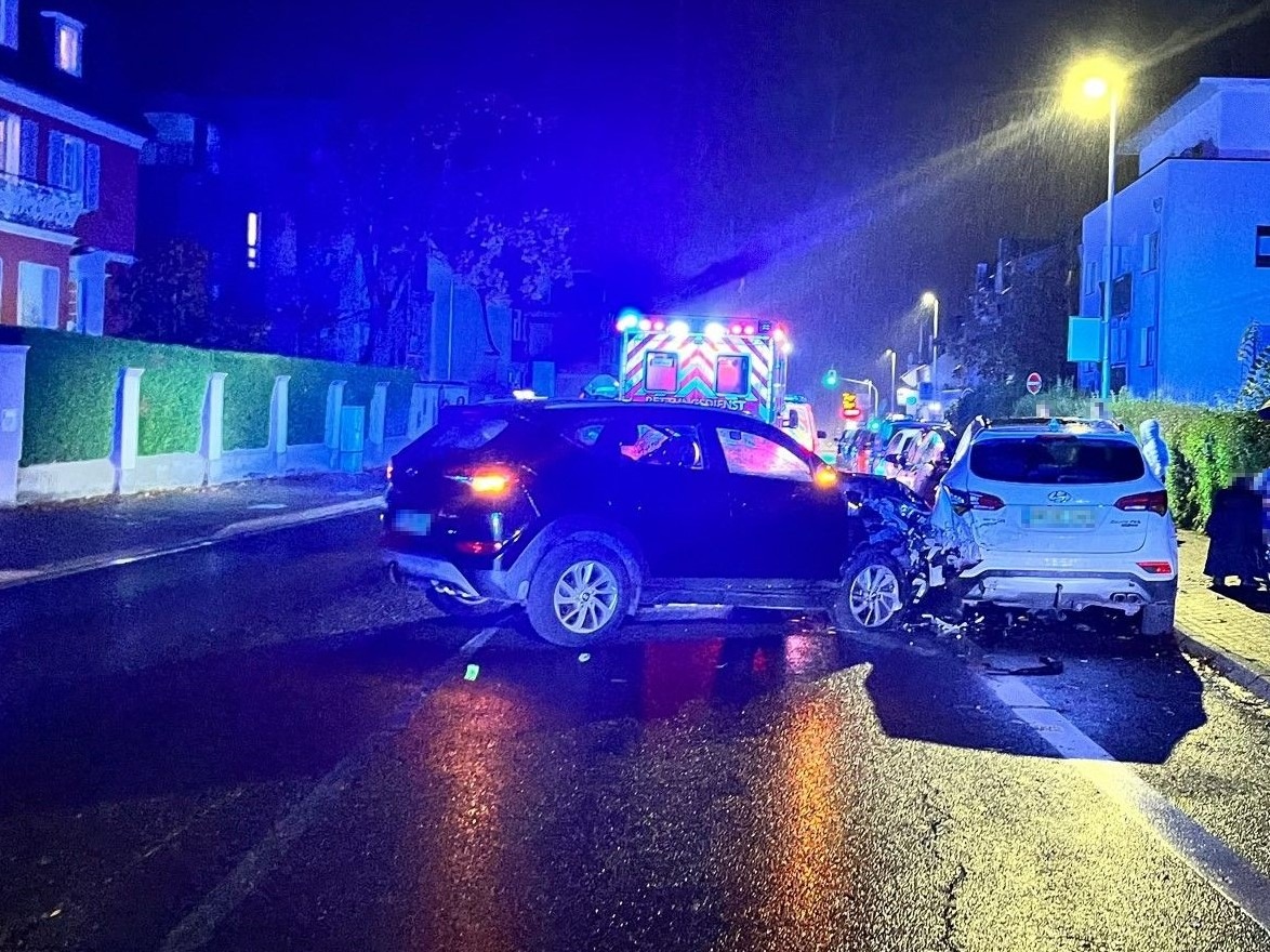 POL-RBK: Bergisch Gladbach - Alkoholisierte Fahrzeugführerin verursacht zwei Verkehrsunfälle mit hohem Sachschaden