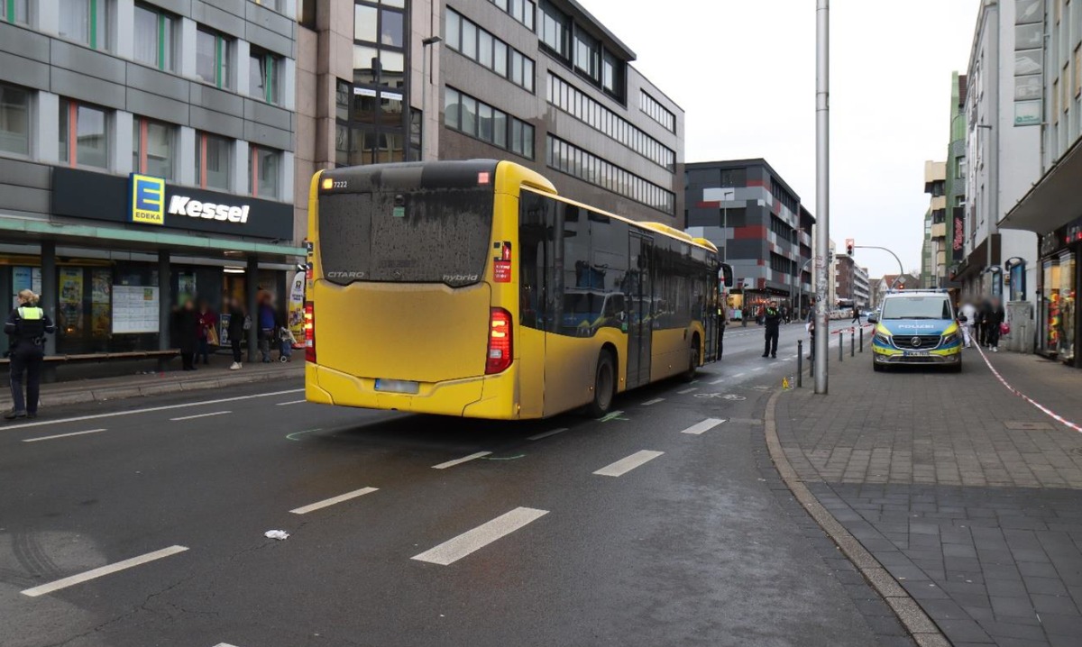 POL-OB: Kollision zwischen Linienbus und Fußgänger - 65-Jähriger schwer verletzt